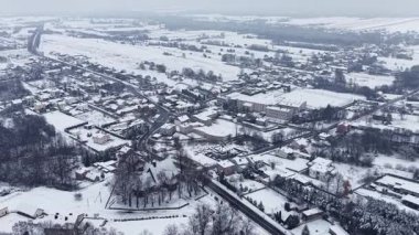 Kışın karla kaplı köy evlerinin havadan görünüşü