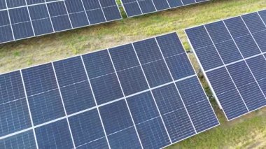 Sürdürülebilir bilgisayar ihtiyaçlarına yardım eden yeşil güneş çiftliği