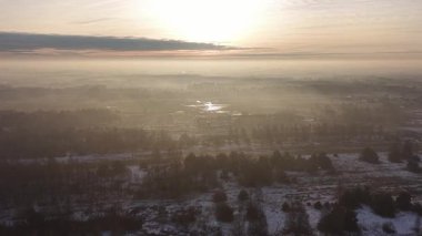 Kar ve suyla kaplı ıslak tarlalar.