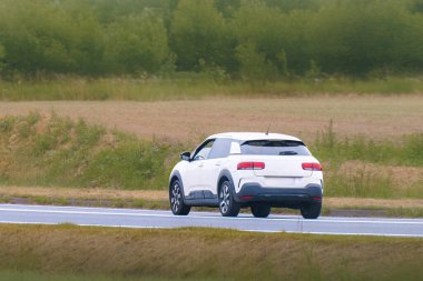 Alaşımlı tekerlekleri ve modern tarzı olan küçük Avrupa arabası