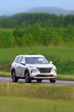 Açık yolda Çin 'de üretilen verimli hibrit SUV.