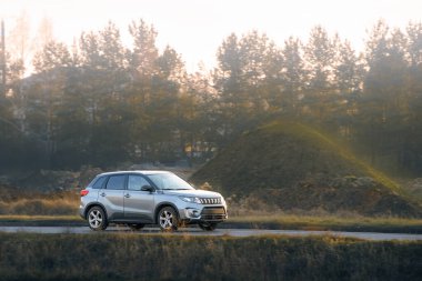 Kırsal alanda gezinen arazi aracı.