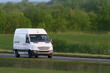 Kargo ve lojistik hizmetleri için otoyolda beyaz minibüs