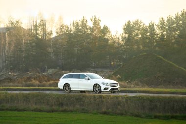 Beyaz gösterişli spor arabalı manzaralı bir yer.