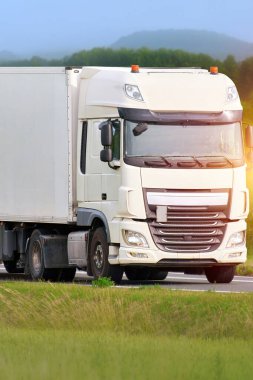 Modern traktör römorku otoyolda seyahat ediyor.