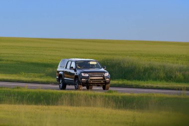 Şehir yolunda krom boğa barlı bir pikap.