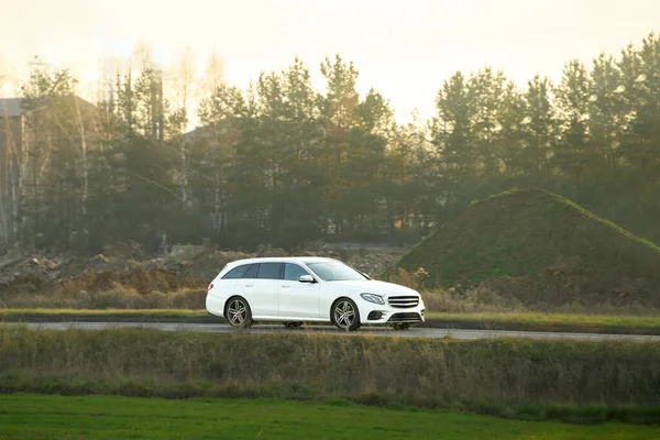 Beyaz gösterişli spor arabalı manzaralı bir yer.