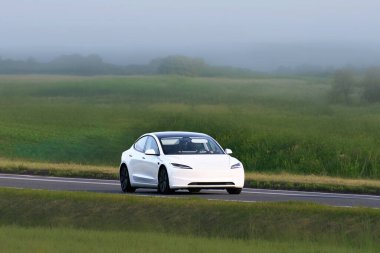 Çevrede temiz enerji seyahati yapan eko araba