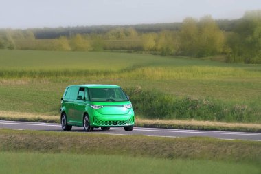 Verimli kırsal sürüşte modern eko taşıma aracı