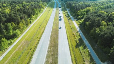 Ağaçlarla çevrili kırsal yol