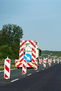 Şehir karayolu güvenlik levhası ile bakım altında