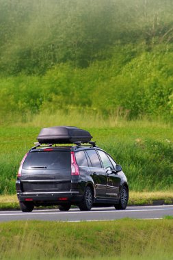 Yeşil yemyeşil tarlalardan geçen araba.