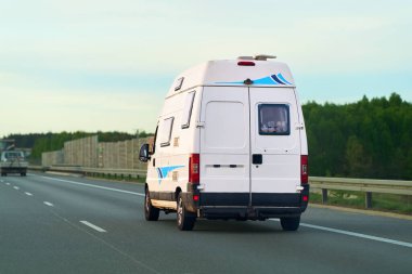 Güzel yaz doğasında macera kamyonu.