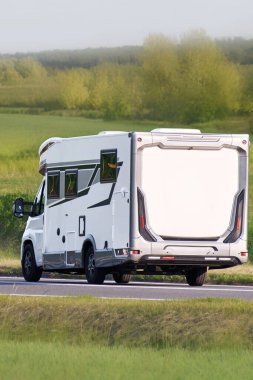 Gezici bir araçla dışarıyı keşfetmek.