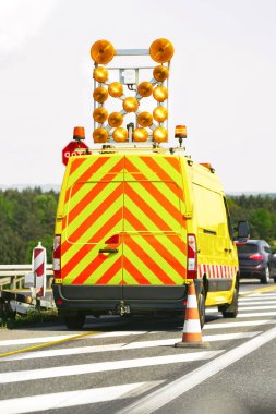 Trafik konisiyle yol çalışması yapan kamyon sürücülerini uyardı