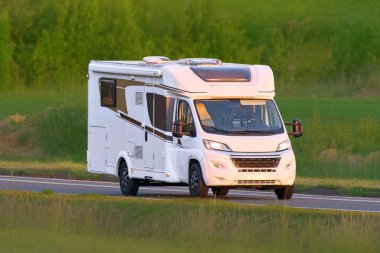 Rahat, beyaz bir karavanla doğada dolaşmak.