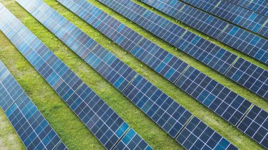 Güneş paneli ızgarası tarafından yakalanan güneş ışığı