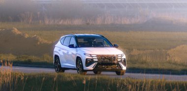 Modern SUV yaşam tarzı kırsal alanda seyahat