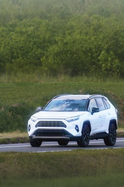 Şehir caddesinde Japon SUV yan görüntüsü