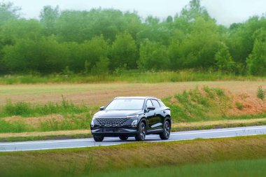 Kırsal alanda seyahat eden kompakt Çin cipi