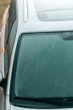 Karlı havada buzla kaplı araba ön camı