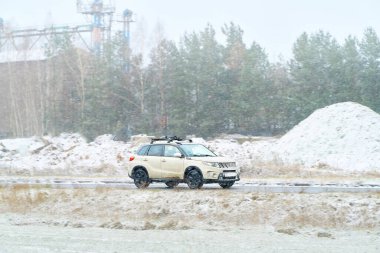Araç buzlu kış yolunda ilerliyor