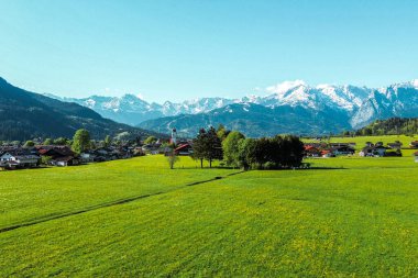 Karlı dağ zeminli sakin kırsal alan