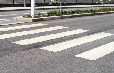 Şehir caddesinde yaya zebrası işareti var.