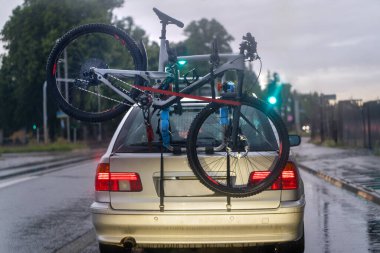 Araba rafında bisikletli aile tatili.