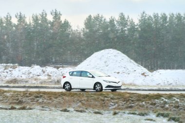 Bir aracı karlı koşullarda sürmek