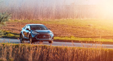 Kırsal bölgede elektrikli arazi aracı sürücüsü.