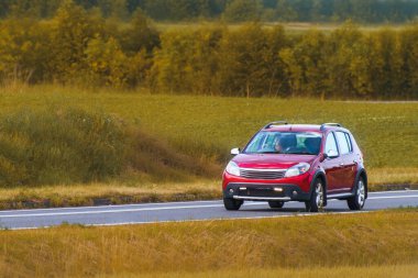 Yaz şehir ortamında küçük spor araba