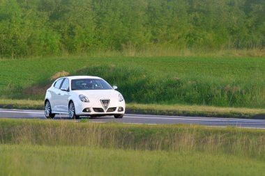 Şehir manzarasına park edilmiş temiz bir hatchback.