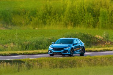 Manzaralı köy yolunda modern yönetici arabası