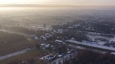 Karla kaplı köy evlerinin insansız hava aracı antenleri
