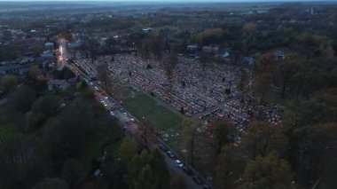 Parlayan mezar taşlarıyla sonbahar gece mezarlığı
