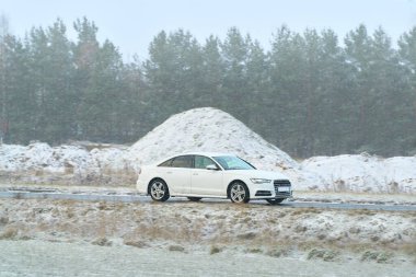 Kış manzarasında lüks modern bir araç.