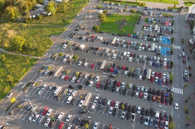 Alışveriş merkezindeki arabaların insansız hava aracı görüntüsü