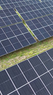 Temiz enerji üretimi için modern güneş dizisi