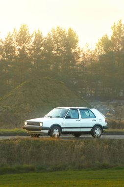 Kırsalda klasik beyaz hatchback.
