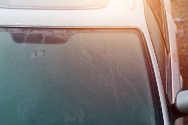 Buz kristalleri ile buzlu ön camın yakın plan çekimi.