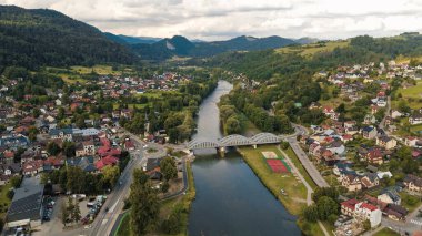 Çevresi yeşilliklerle çevrili kırsal köprü