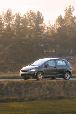 Hatchback aracı kırsal arazinin tadını çıkarıyor