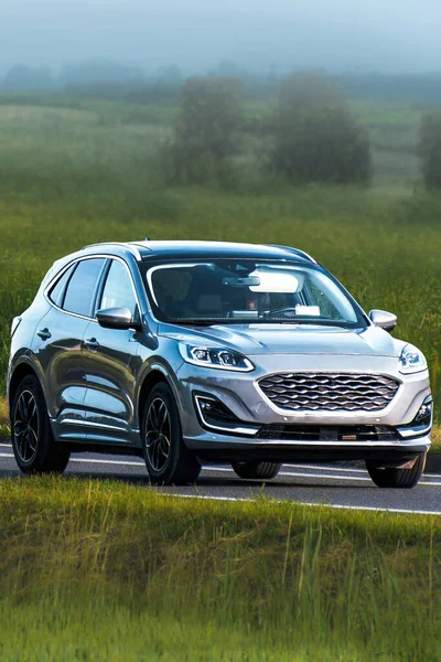 Kırsal kesişen otoyolda şehir çapraz aracı