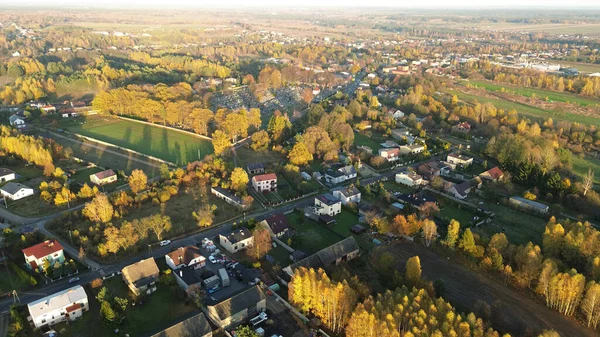 Sonbaharda yukarıdan görülen evler ve bahçeler