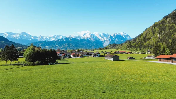 Güneşli Alp manzaralı dağ kasabası