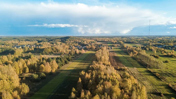 Sonbahar büyümesi ve bitki örtüsüyle geniş kırsal alanlar