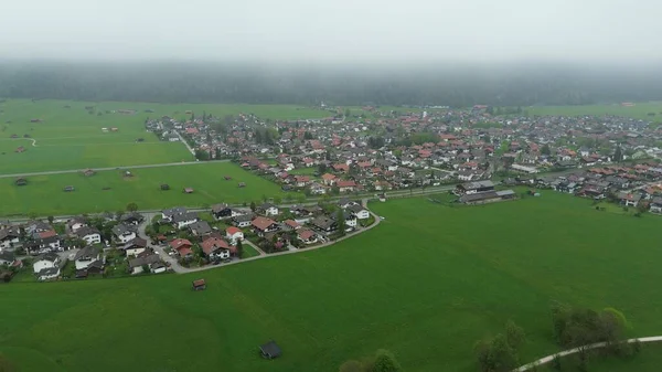 Alp kırsalında güneşli bir bahar günü