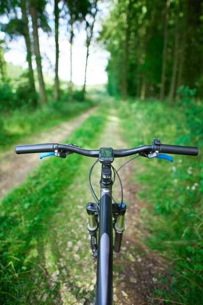 Hızlı giden dağ bisikletinin gidon manzarası