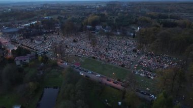 Polonya 'daki mezarlık kırmızı anıt mumlarla aydınlatılmış.